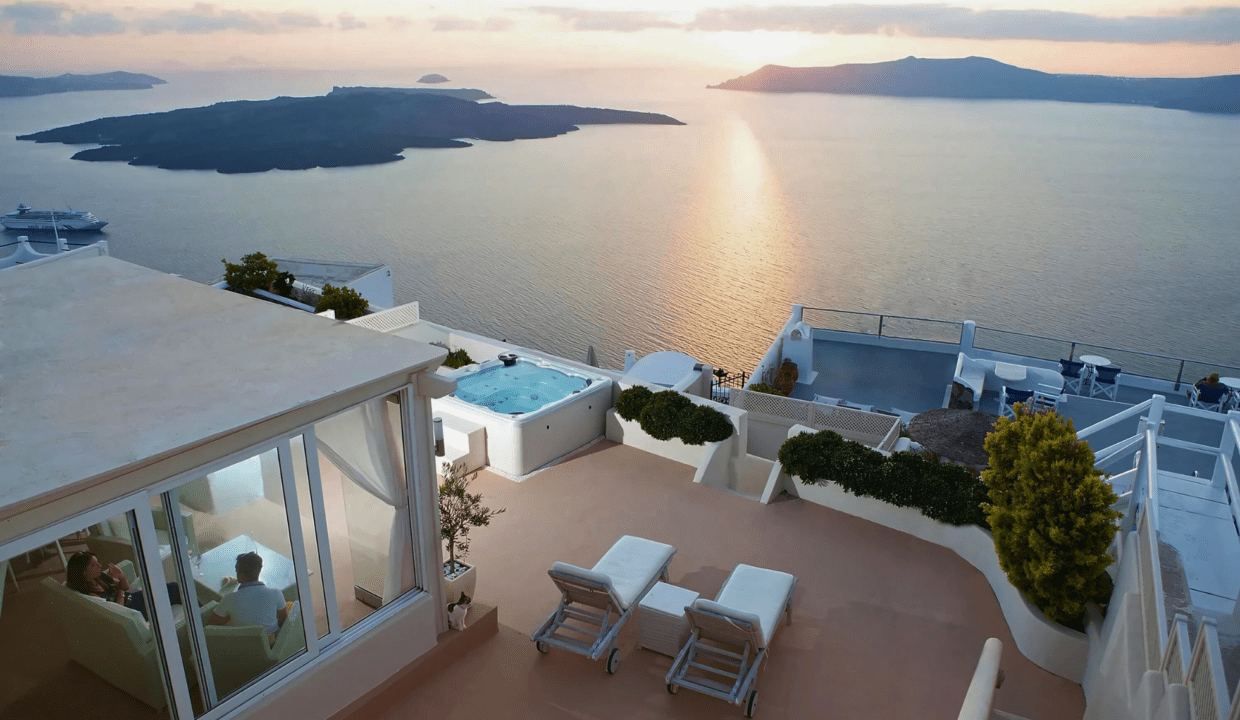 Villa with amazing Views in Santorini, Greece (3)