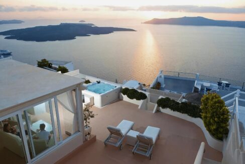 Villa with amazing Views in Santorini, Greece (3)