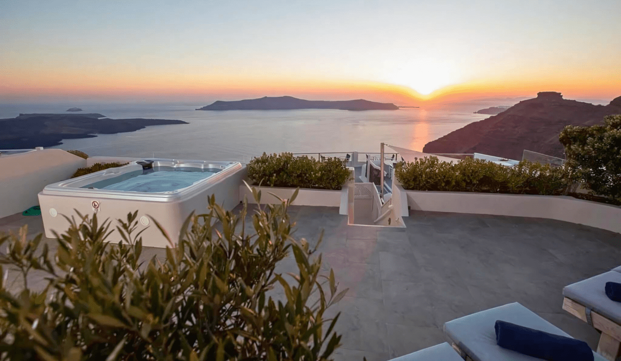 Villa with amazing Views in Santorini, Greece (4)