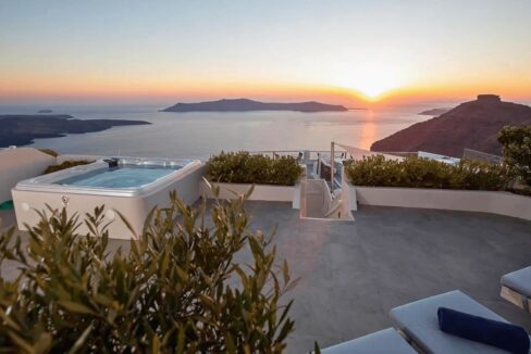 Villa with amazing Views in Santorini, Greece (4)