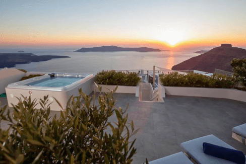 Villa with amazing Views in Santorini, Greece (4)