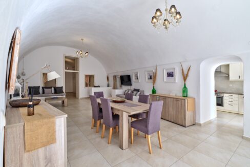 Villa with amazing views in Santorini 1