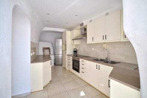 Villa with amazing views in Santorini 10