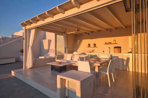 Villa with amazing views in Santorini 11