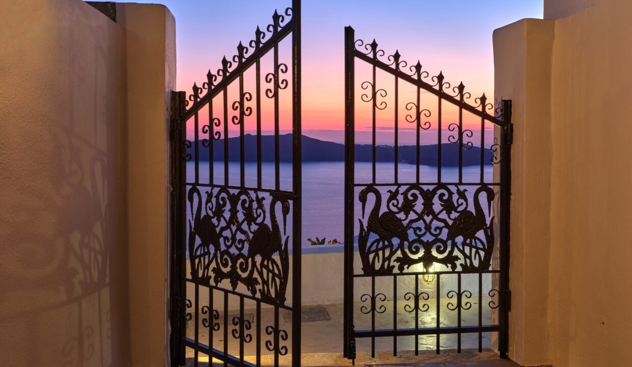 Villa with amazing views in Santorini 12