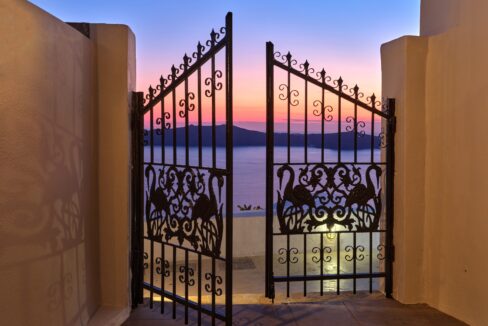 Villa with amazing views in Santorini 12