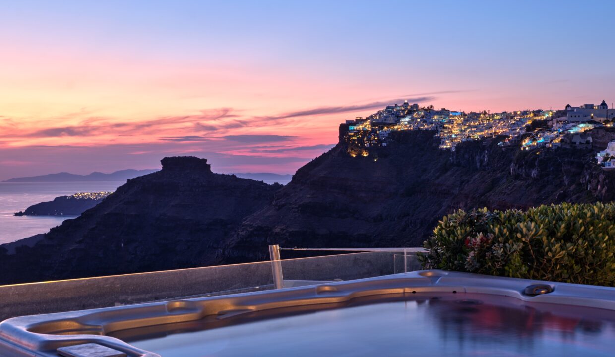 Villa with amazing views in Santorini 13