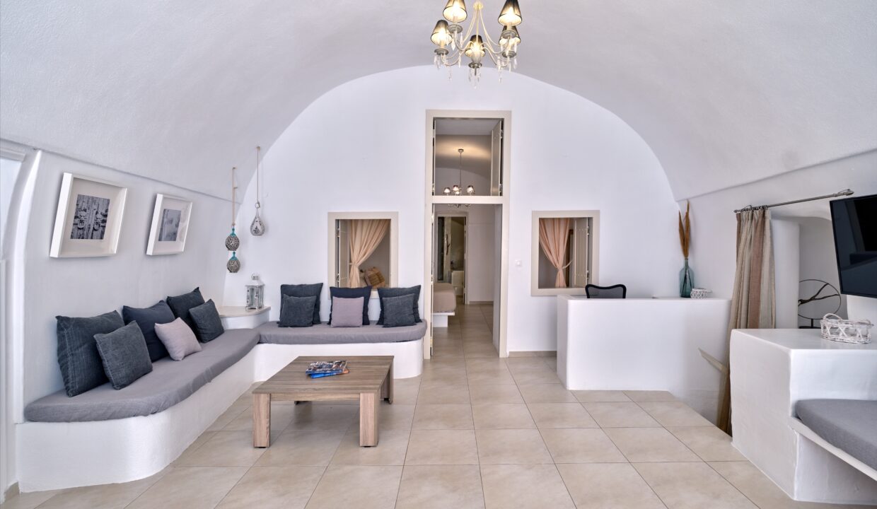 Villa with amazing views in Santorini 15