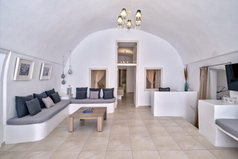 Villa with amazing views in Santorini 15