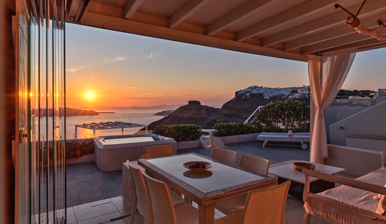 Villa with amazing views in Santorini 2
