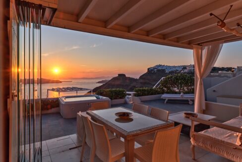 Villa with amazing views in Santorini 2