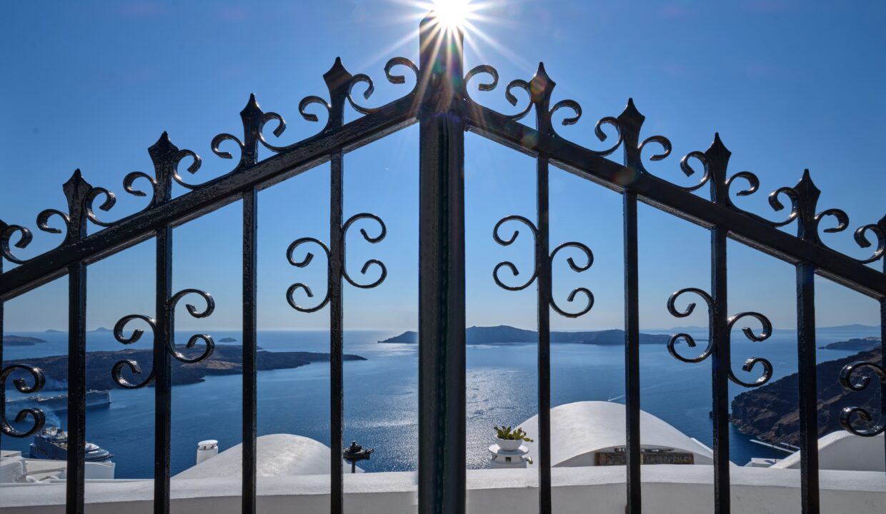 Villa with amazing views in Santorini 3