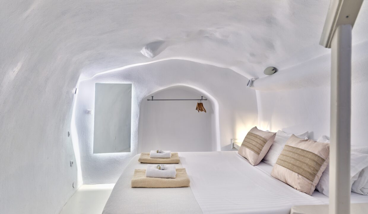 Villa with amazing views in Santorini 4
