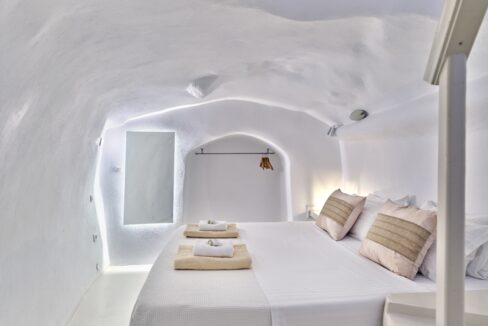 Villa with amazing views in Santorini 4
