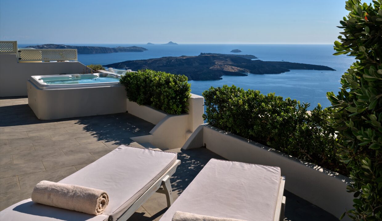 Villa with amazing views in Santorini 5