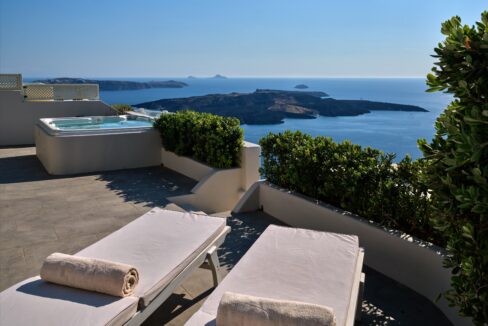 Villa with amazing views in Santorini 5