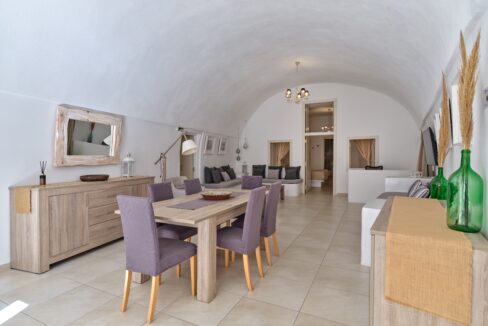 Villa with amazing views in Santorini 6
