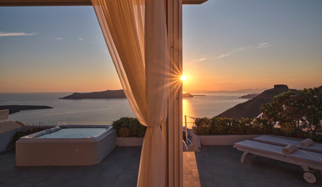 Villa with amazing views in Santorini 7