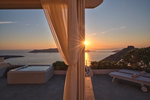 Villa with amazing views in Santorini 7