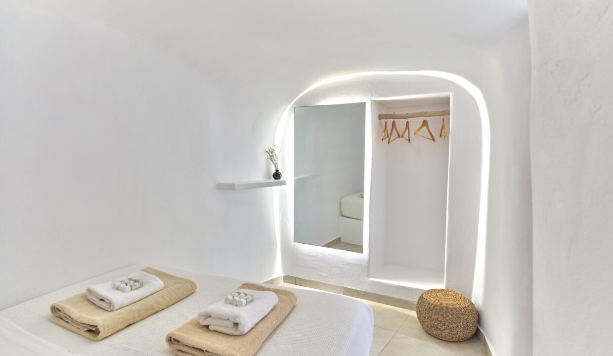 Villa with amazing views in Santorini 8