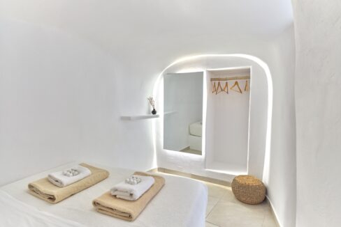 Villa with amazing views in Santorini 8