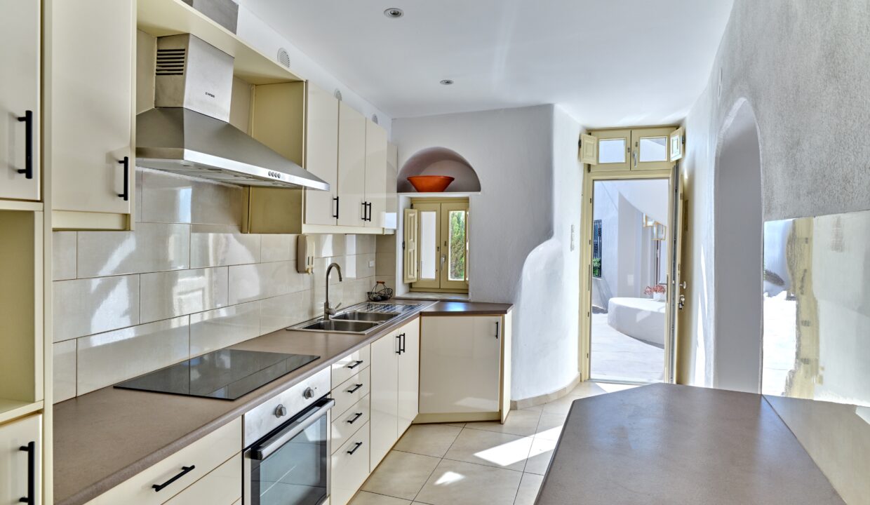Villa with amazing views in Santorini 9