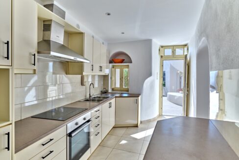 Villa with amazing views in Santorini 9