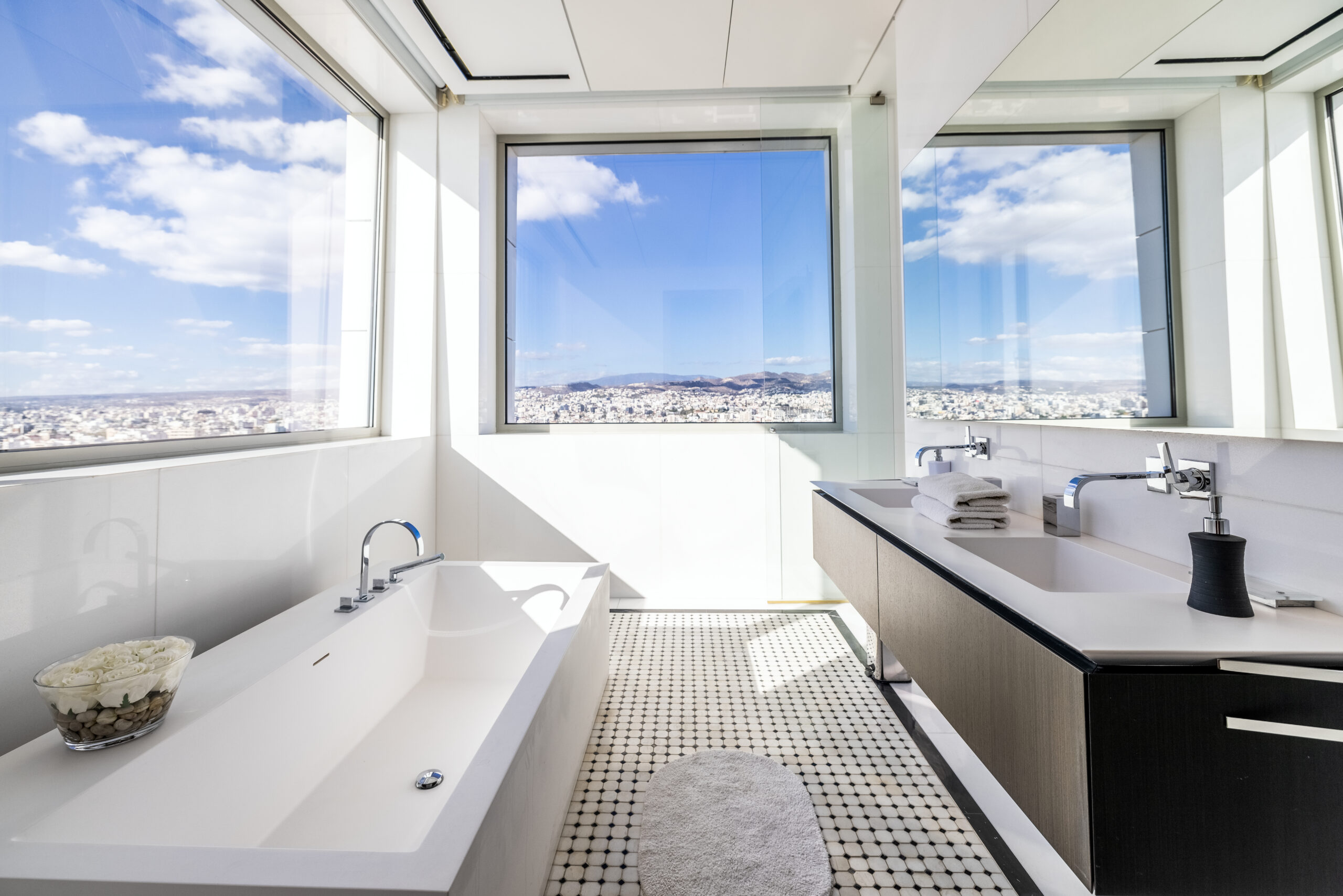 Luxury Two-Level Penthouse with Panoramic Sea Views in the Heart of Limassol 4