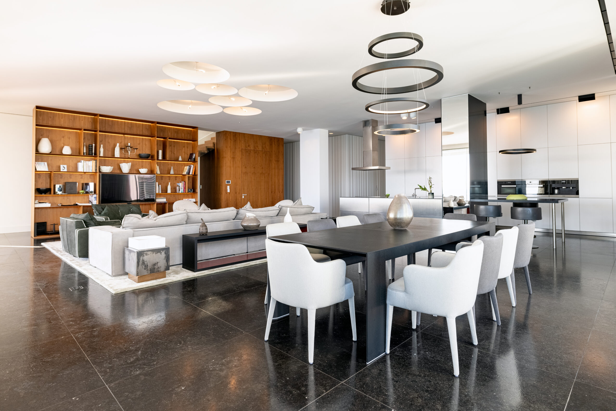 Luxury Two-Level Penthouse with Panoramic Sea Views in the Heart of Limassol 5