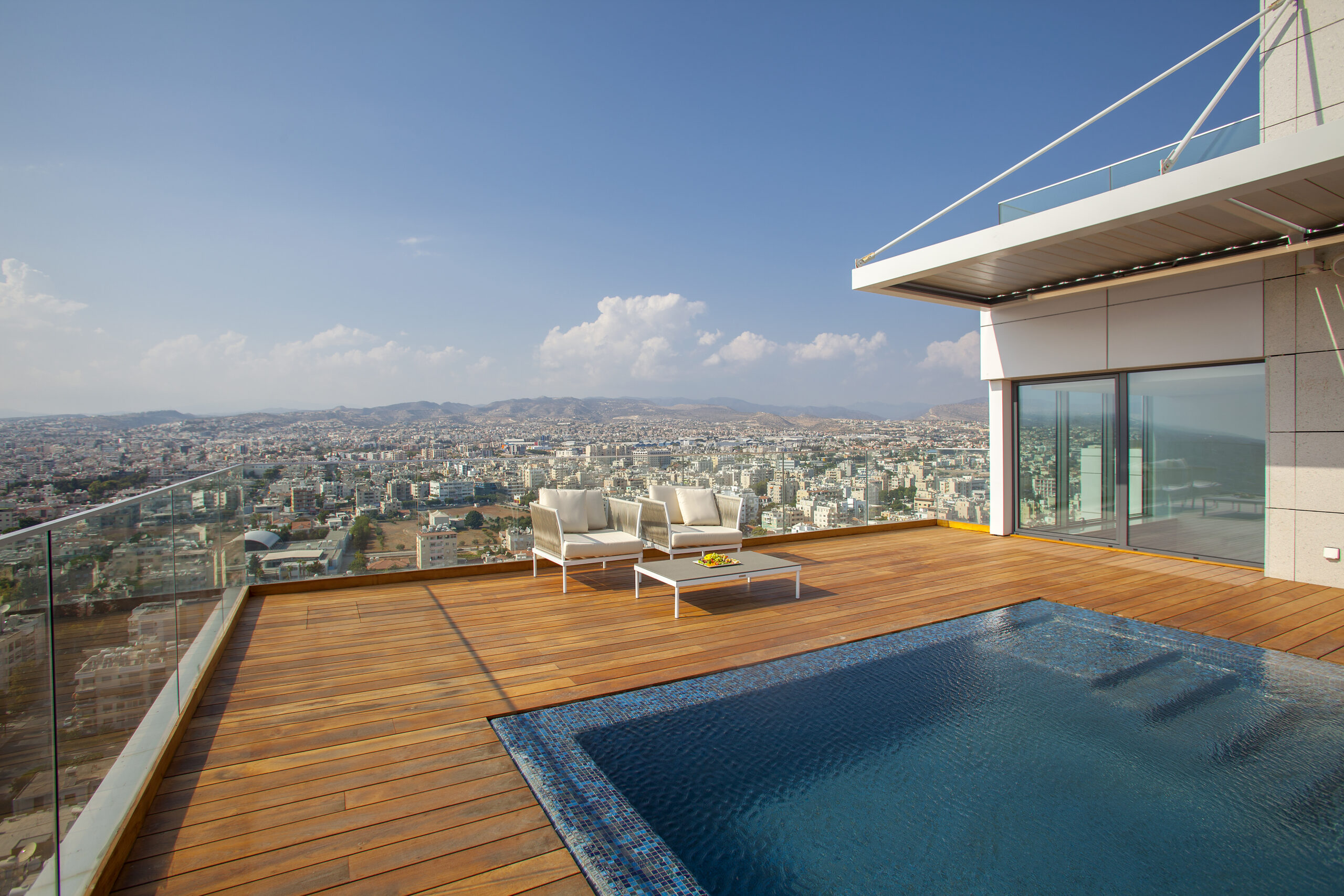 Luxury Two-Level Penthouse with Panoramic Sea Views in the Heart of Limassol 8